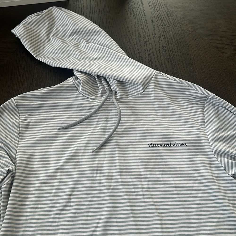 Vineyard vines men’s performance XS long sleeve hooded performance shirt